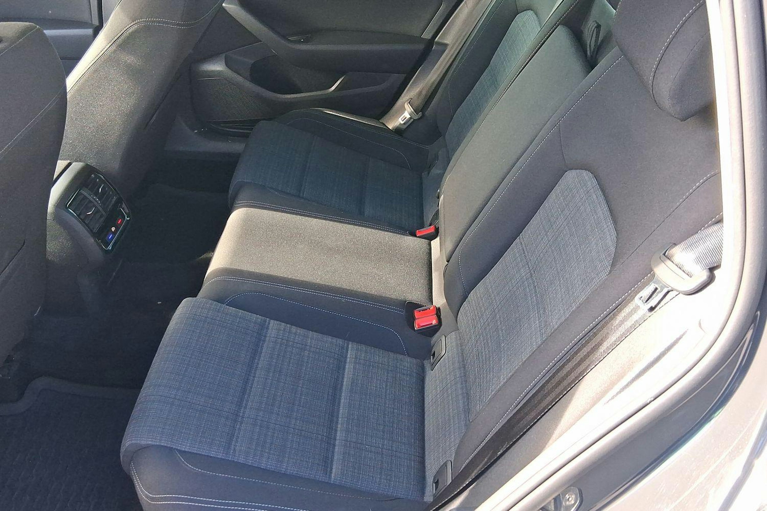 harmaa Volkswagen Passat 2021 kuva 10.
