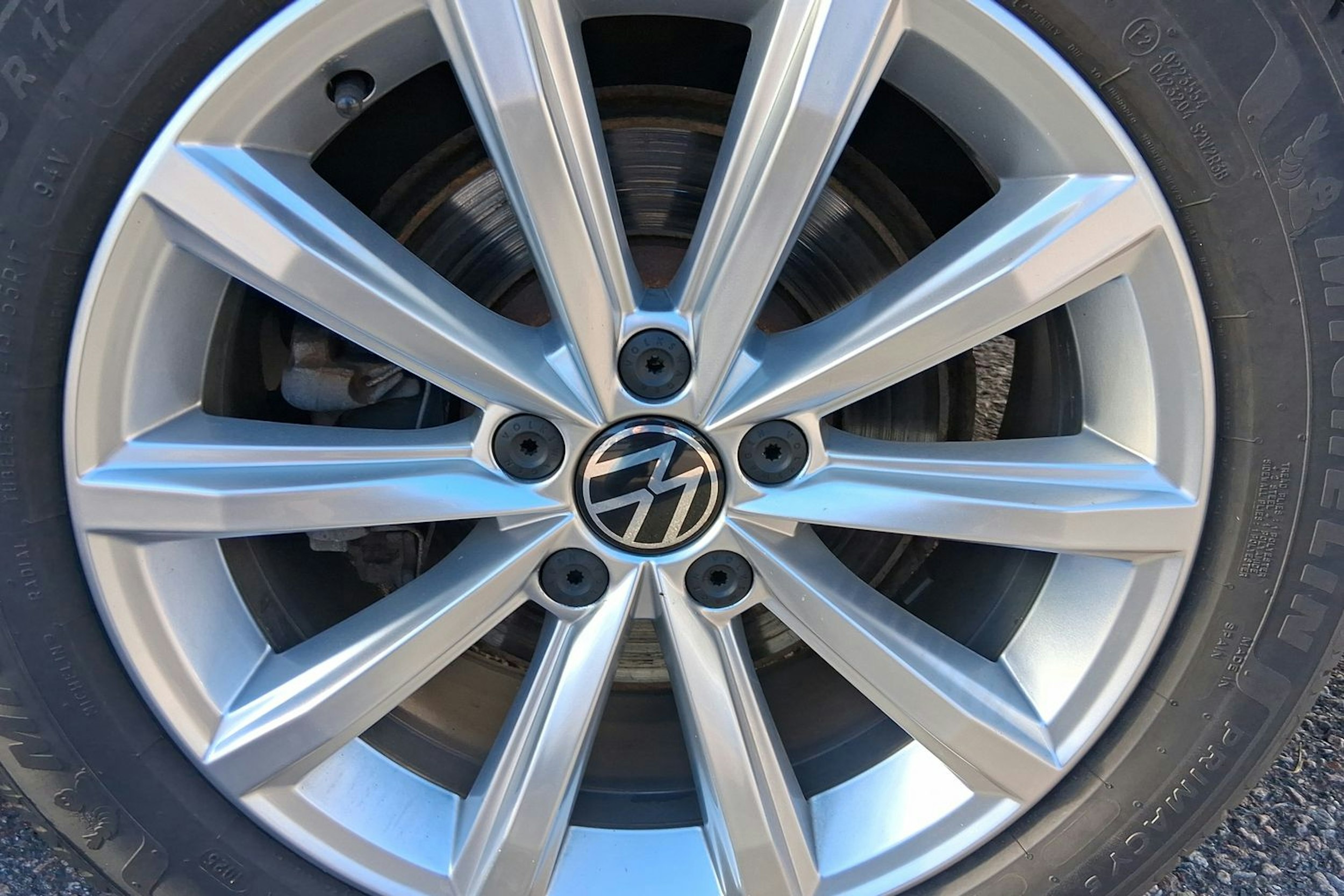 harmaa Volkswagen Passat 2021 kuva 11.