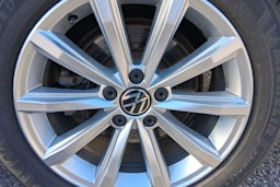harmaa Volkswagen Passat 2021 kuva 11.