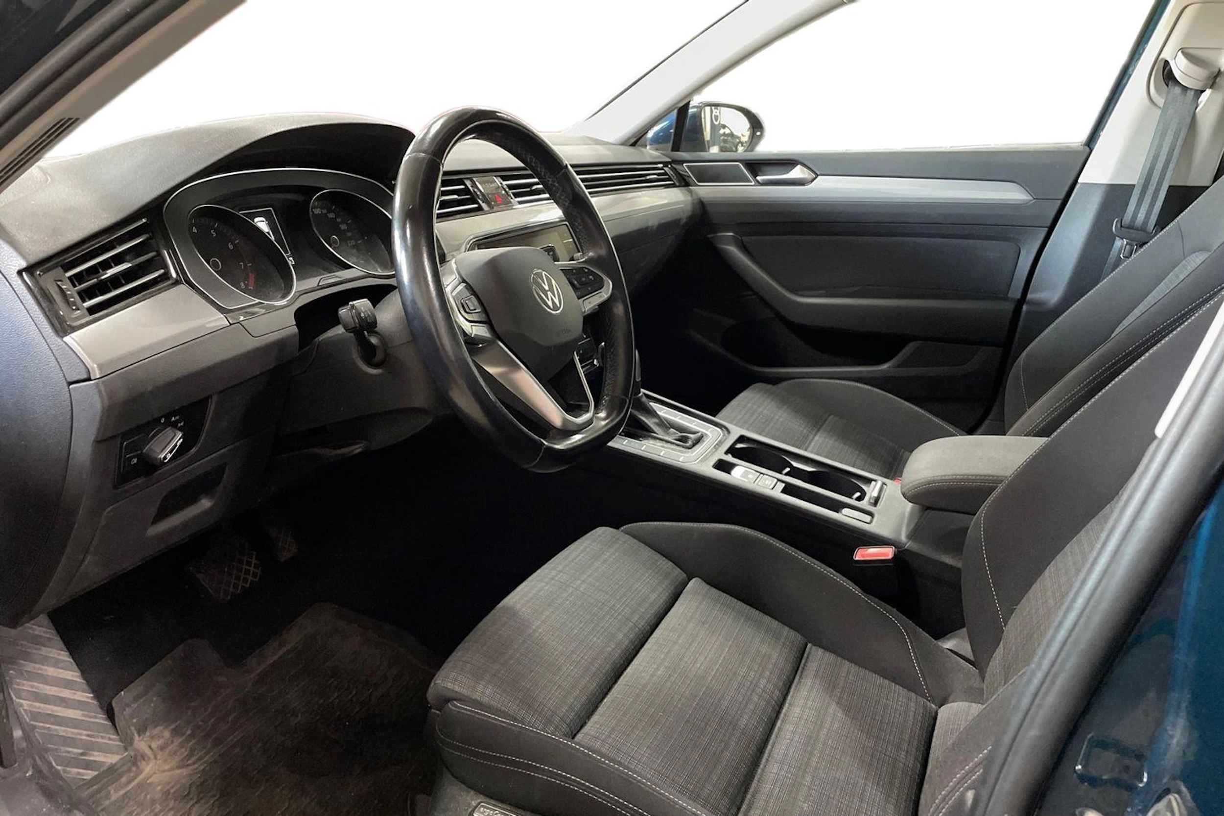 sininen Volkswagen Passat 2021 kuva 3.