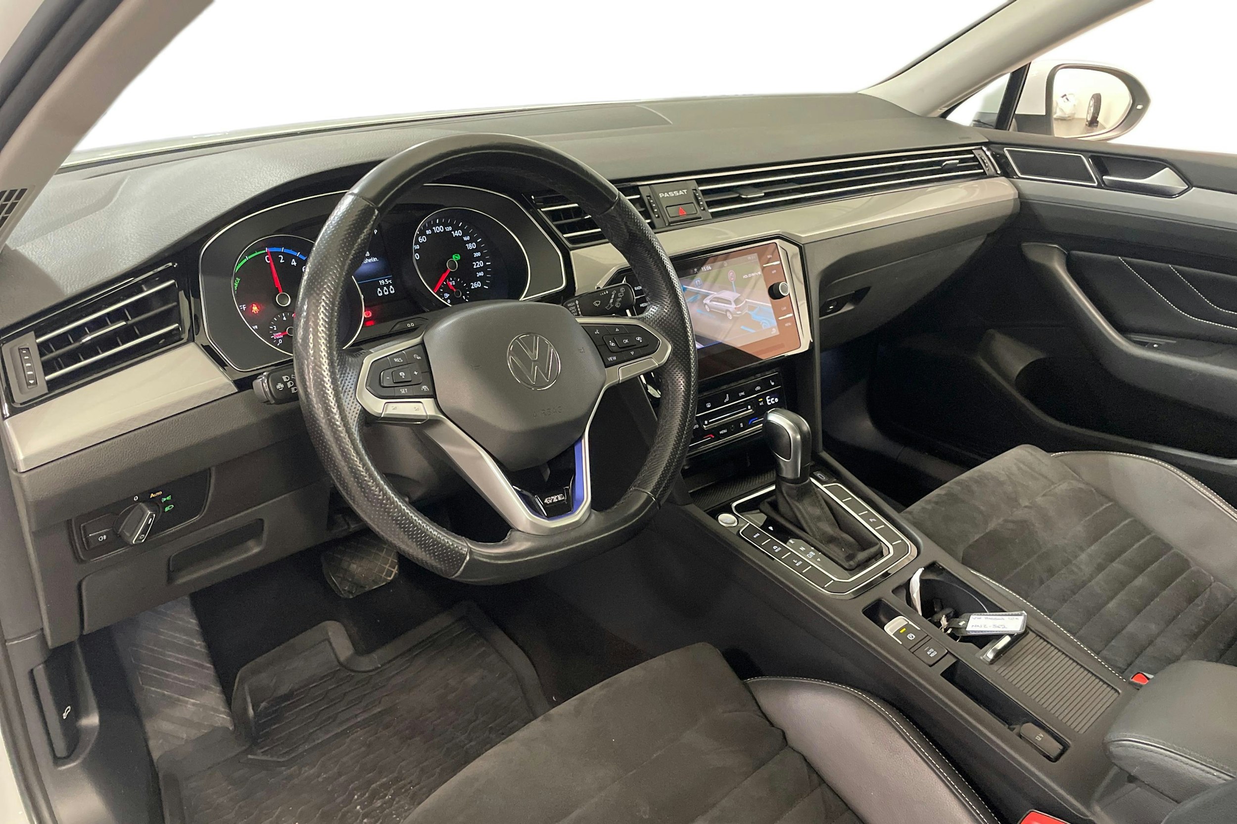 valkoinen Volkswagen Passat 2021 kuva 7.