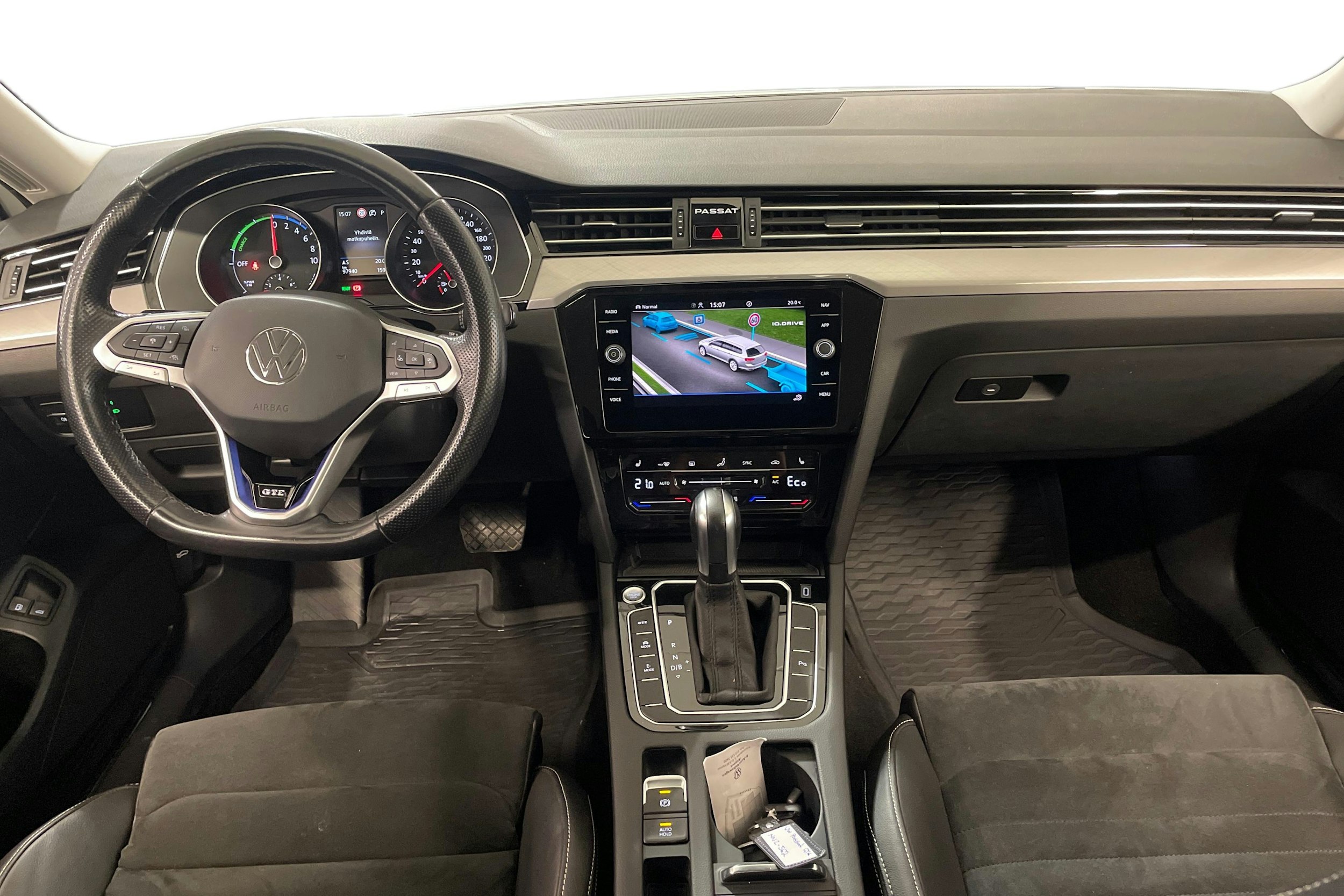 valkoinen Volkswagen Passat 2021 kuva 9.