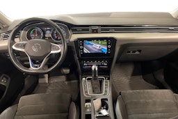 valkoinen Volkswagen Passat 2021 kuva 9.