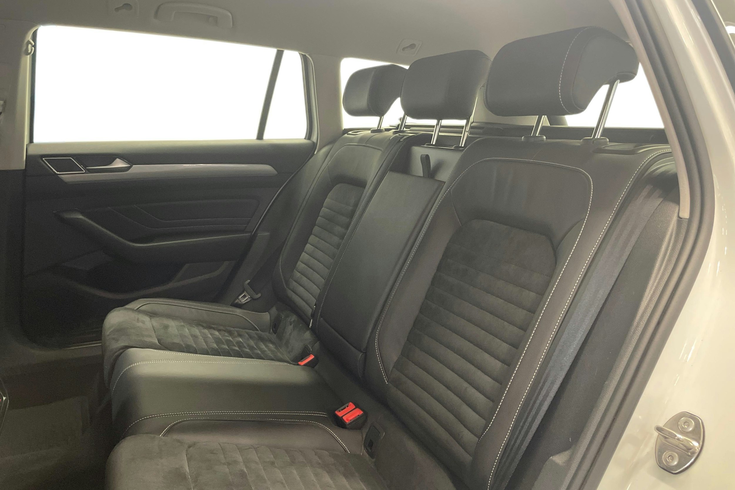 valkoinen Volkswagen Passat 2021 kuva 10.