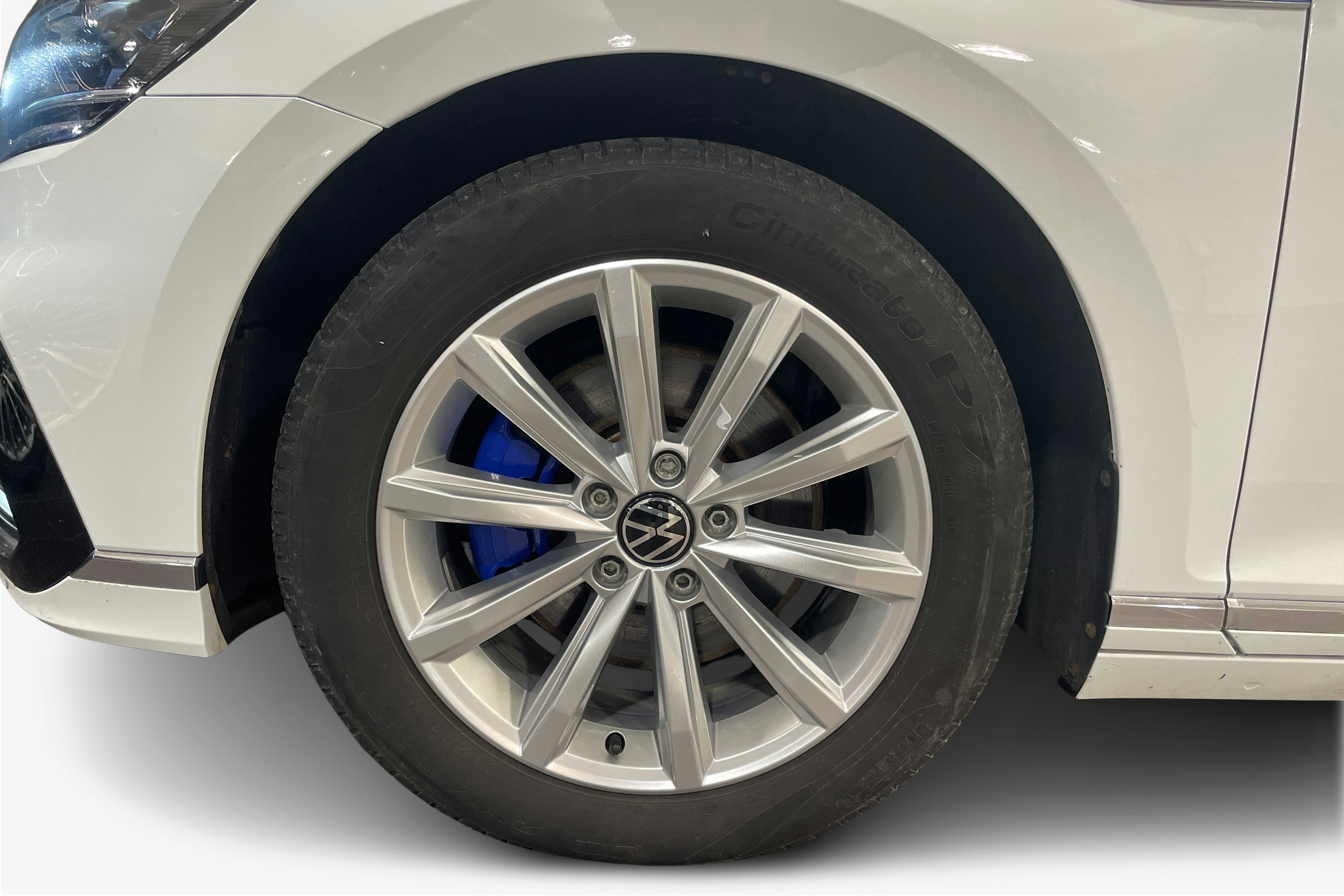 valkoinen Volkswagen Passat 2021 kuva 11.