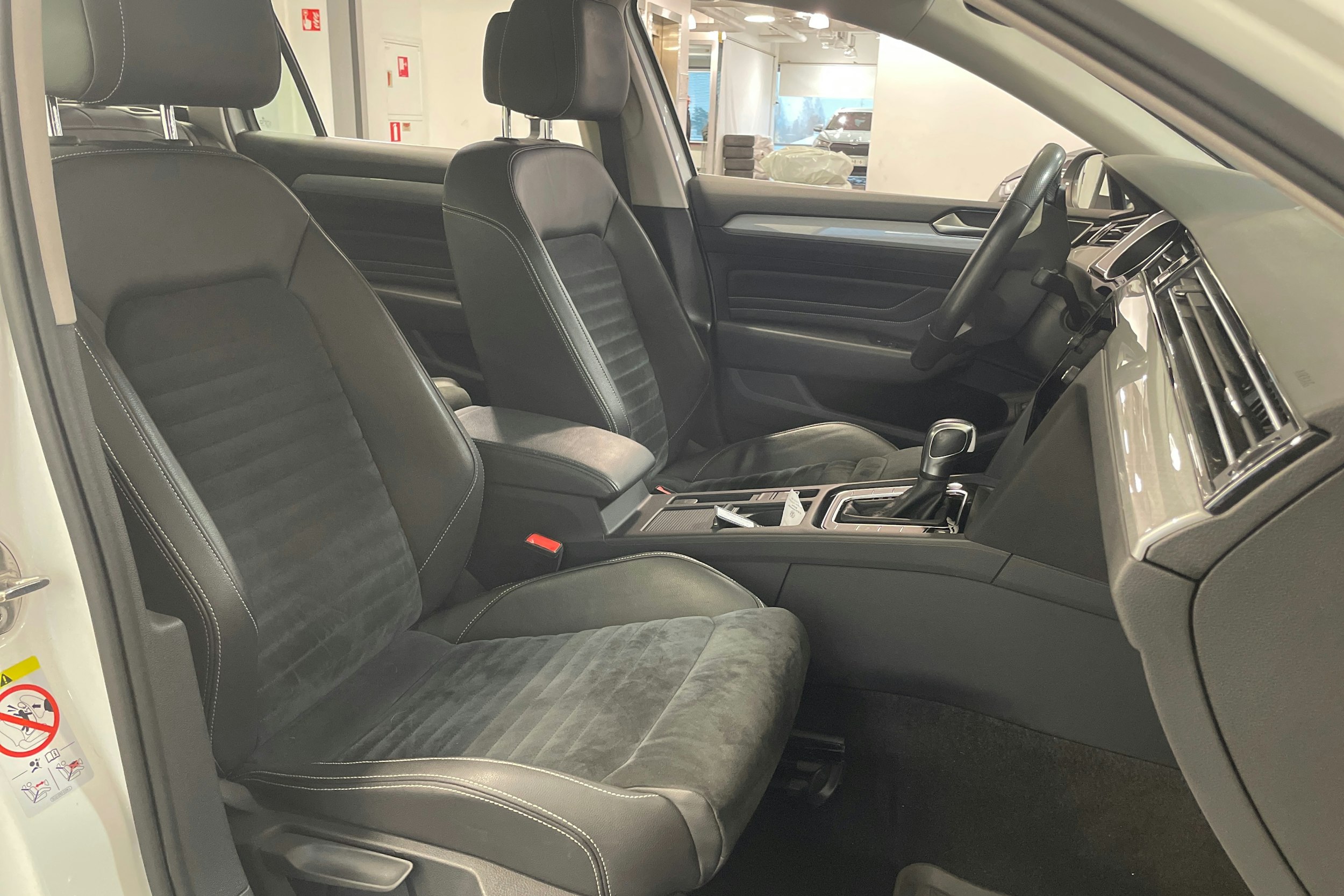 valkoinen Volkswagen Passat 2021 kuva 15.