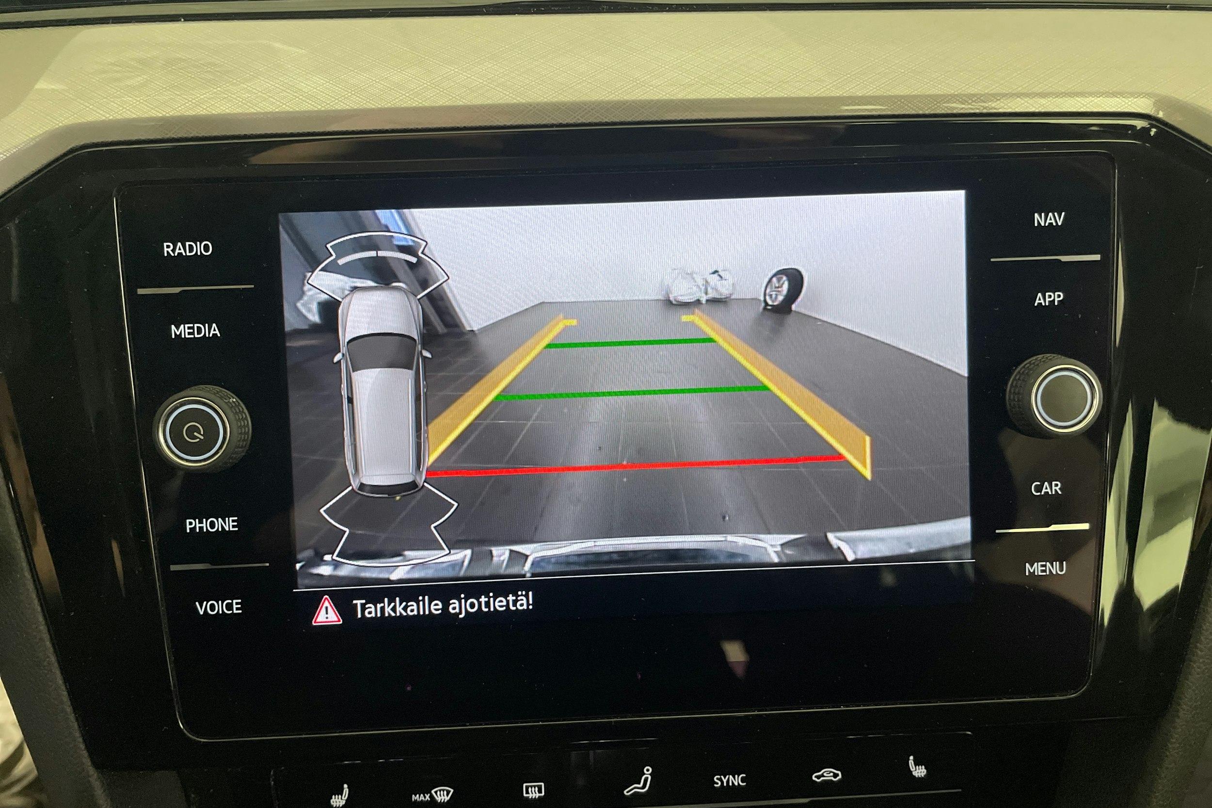 valkoinen Volkswagen Passat 2021 kuva 16.