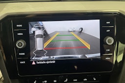 valkoinen Volkswagen Passat 2021 kuva 16.