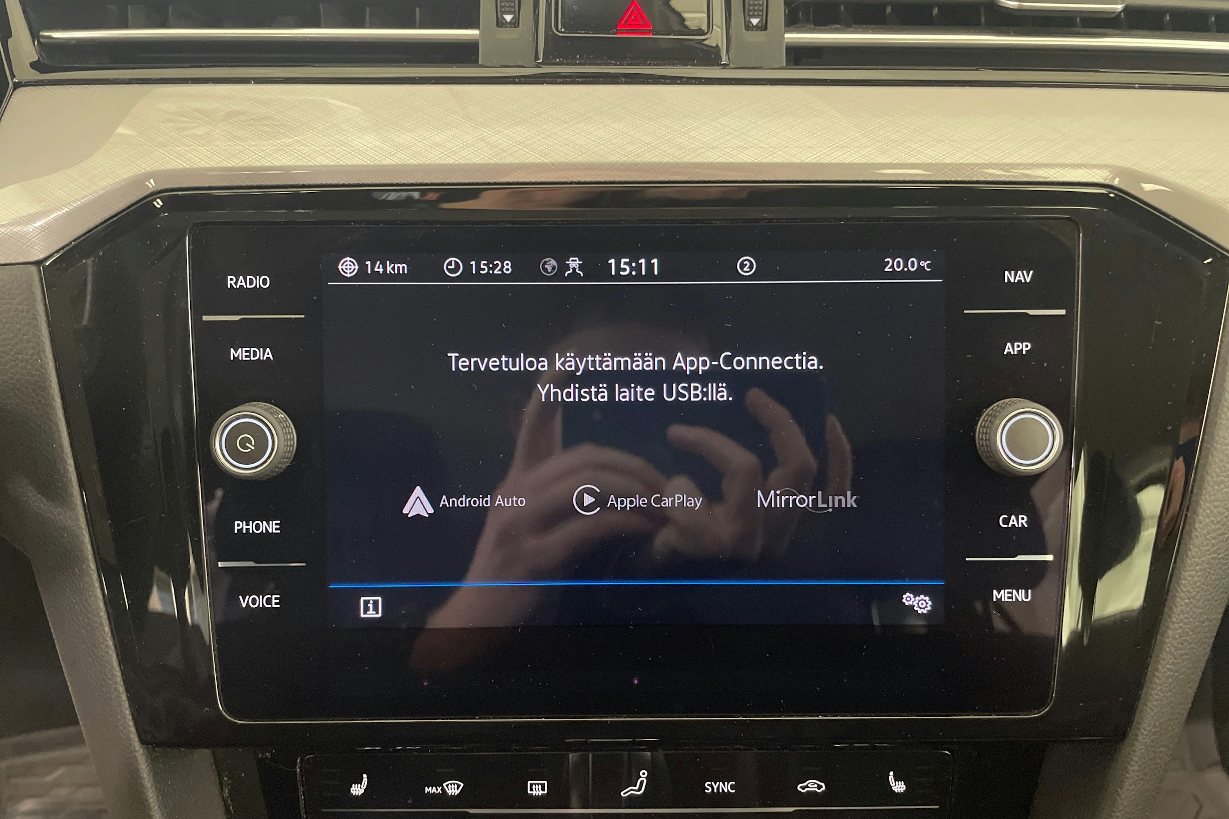 valkoinen Volkswagen Passat 2021 kuva 18.