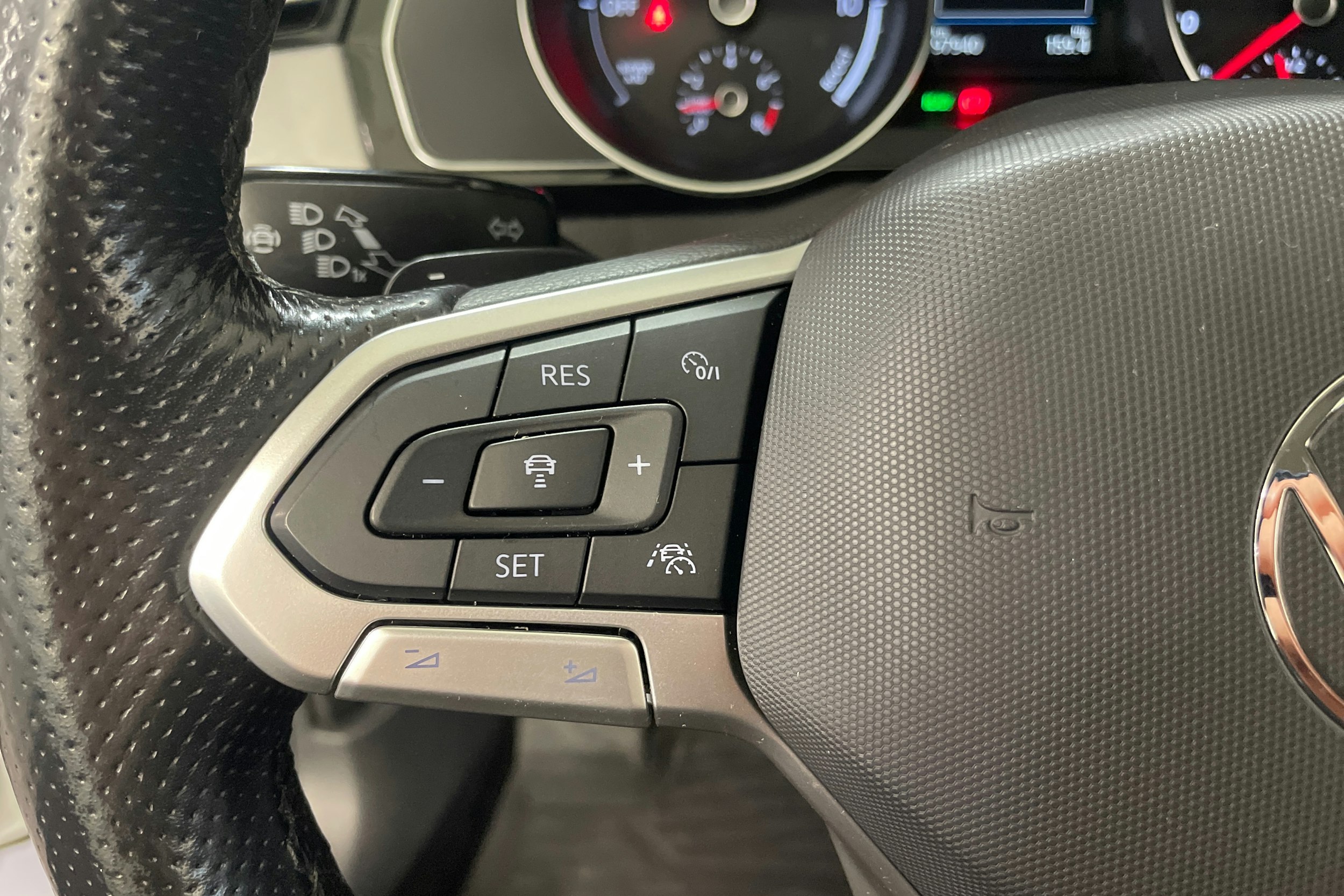 valkoinen Volkswagen Passat 2021 kuva 19.