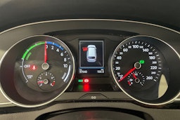 valkoinen Volkswagen Passat 2021 kuva 21.