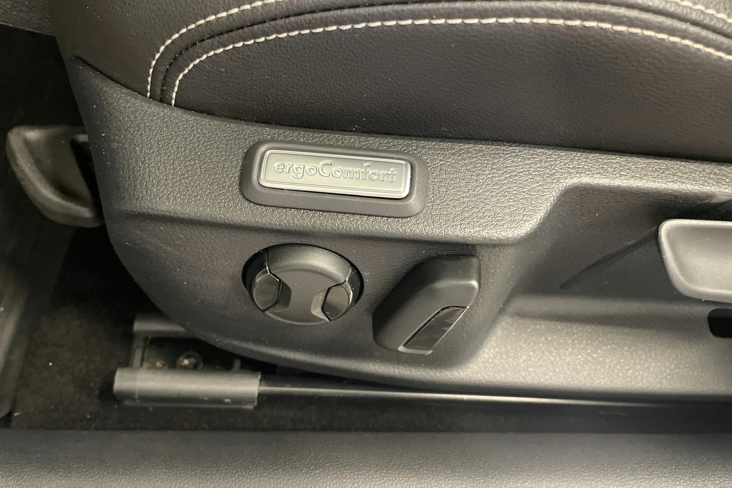 valkoinen Volkswagen Passat 2021 kuva 22.