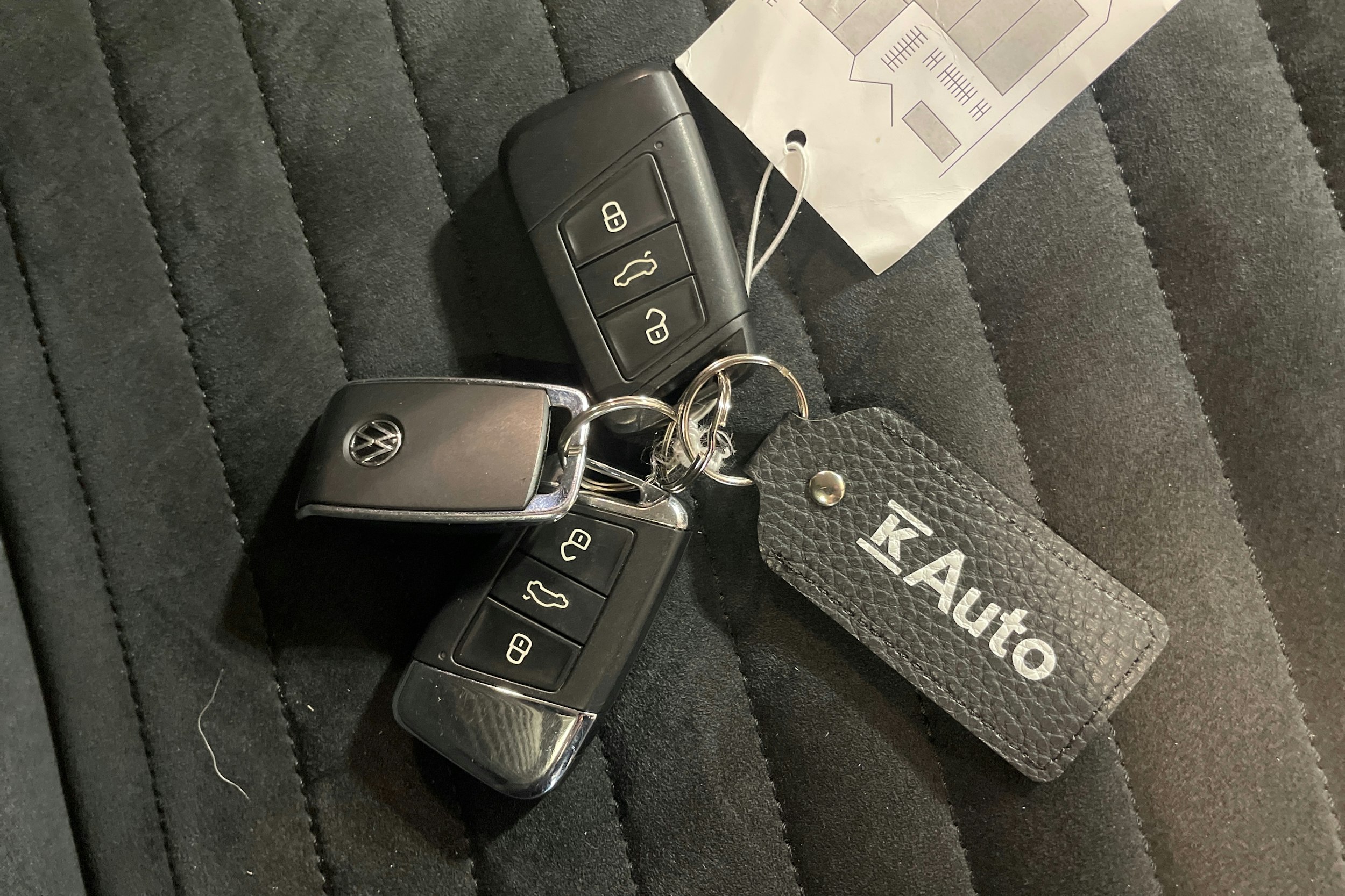 valkoinen Volkswagen Passat 2021 kuva 25.