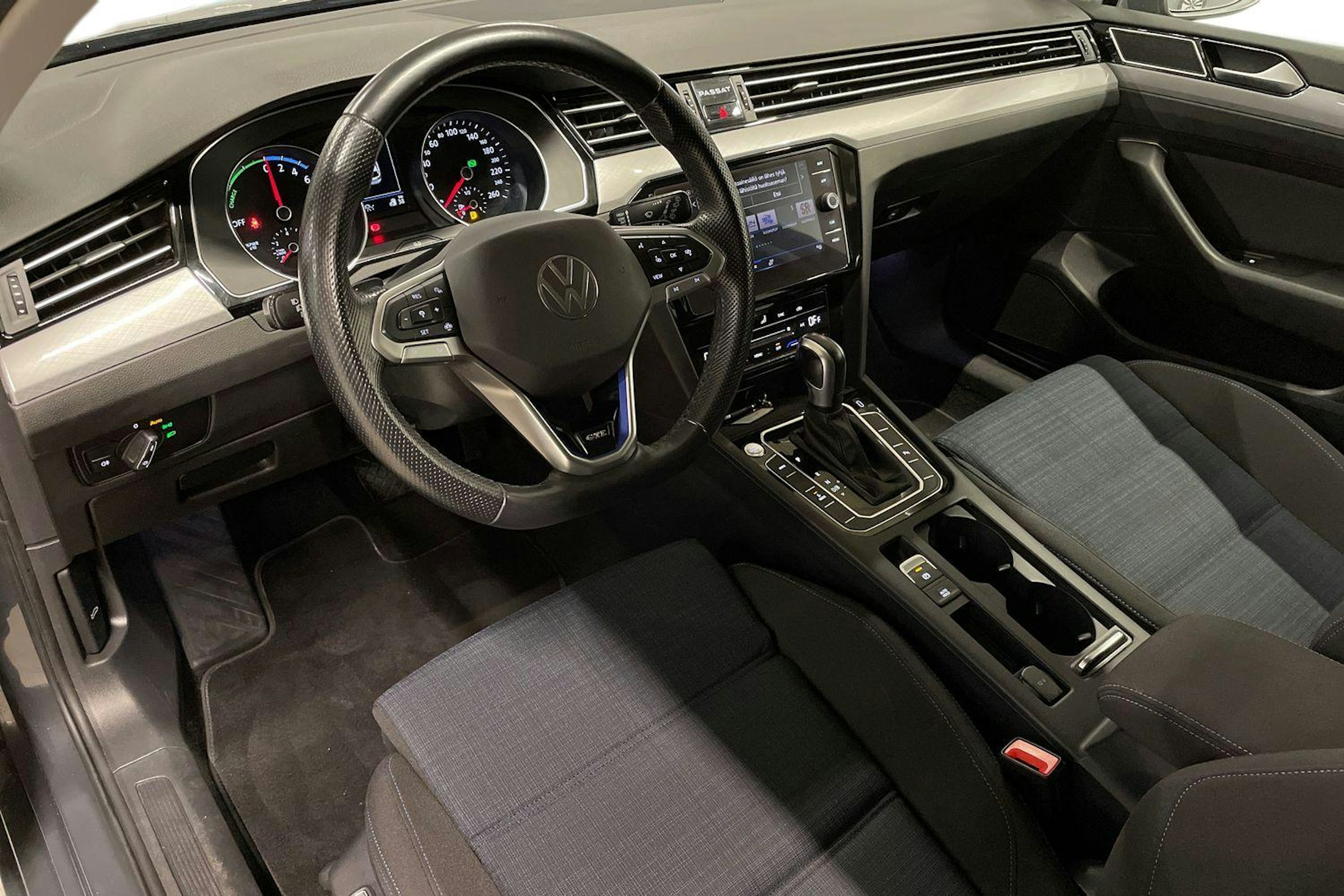 harmaa Volkswagen Passat 2021 kuva 7.