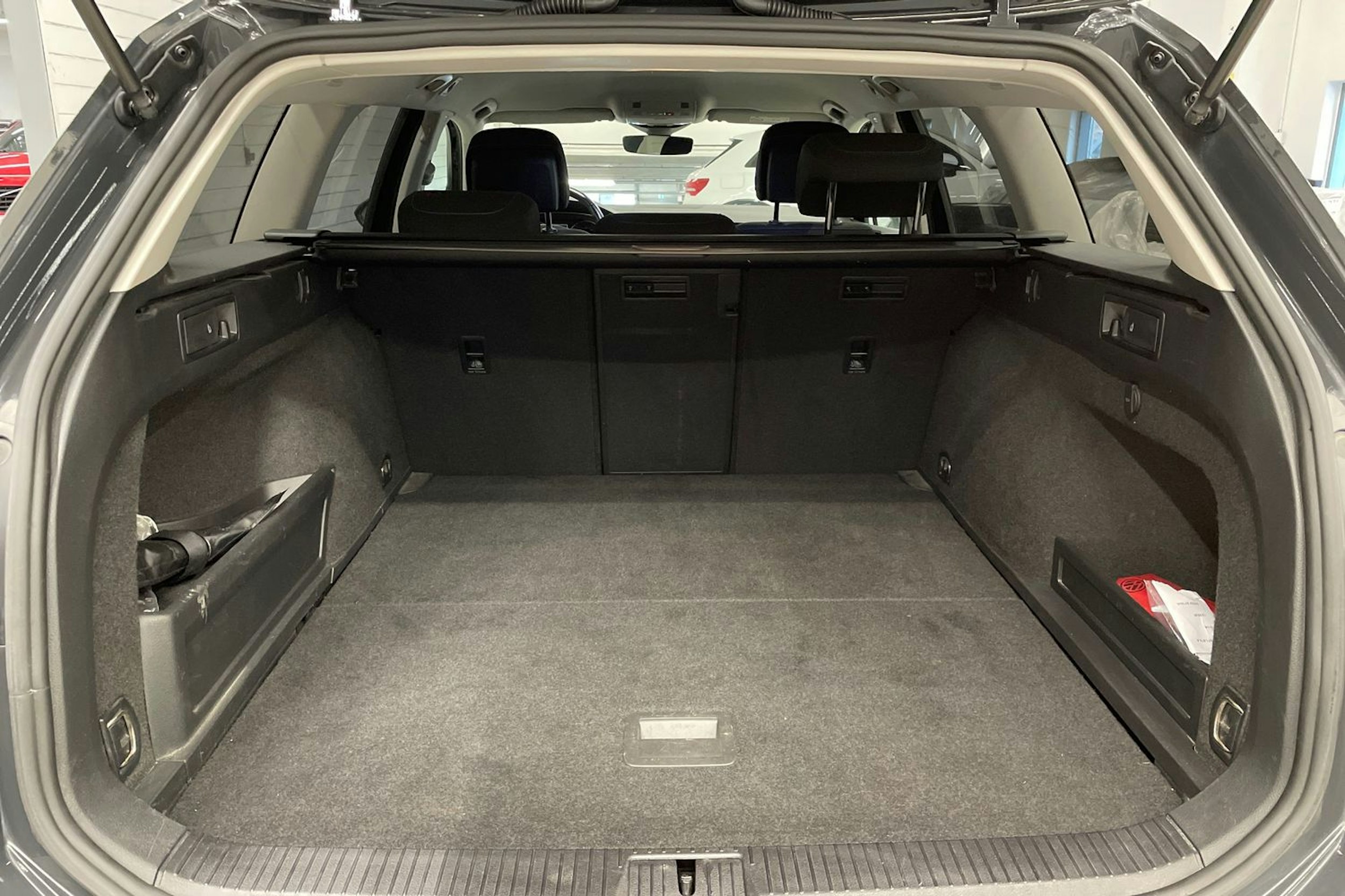 harmaa Volkswagen Passat 2021 kuva 15.