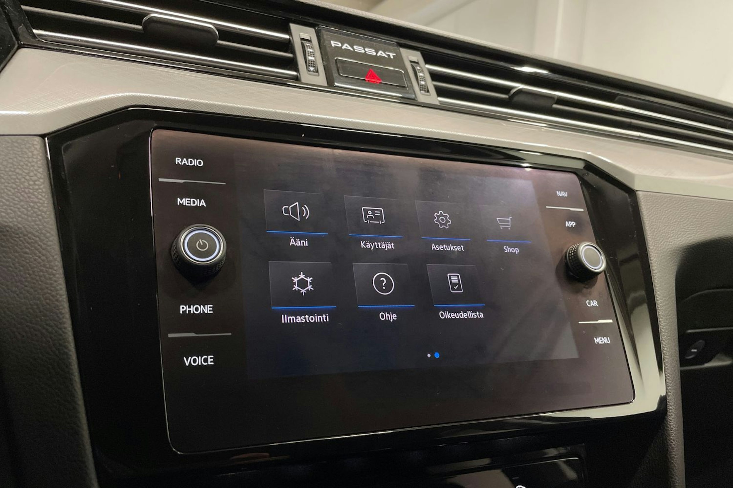 harmaa Volkswagen Passat 2021 kuva 18.