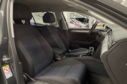 harmaa Volkswagen Passat 2021 kuva 28.