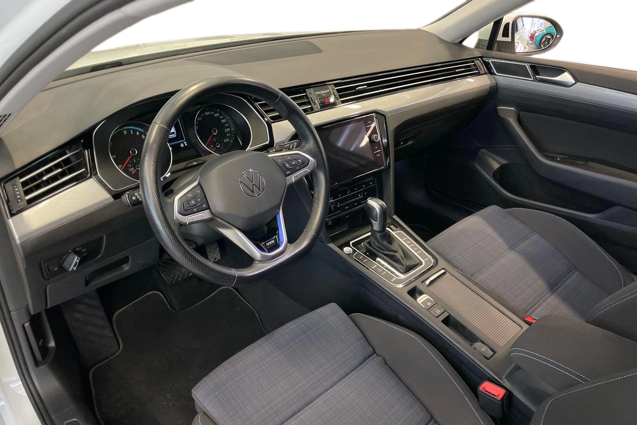valkoinen Volkswagen Passat 2021 kuva 6.