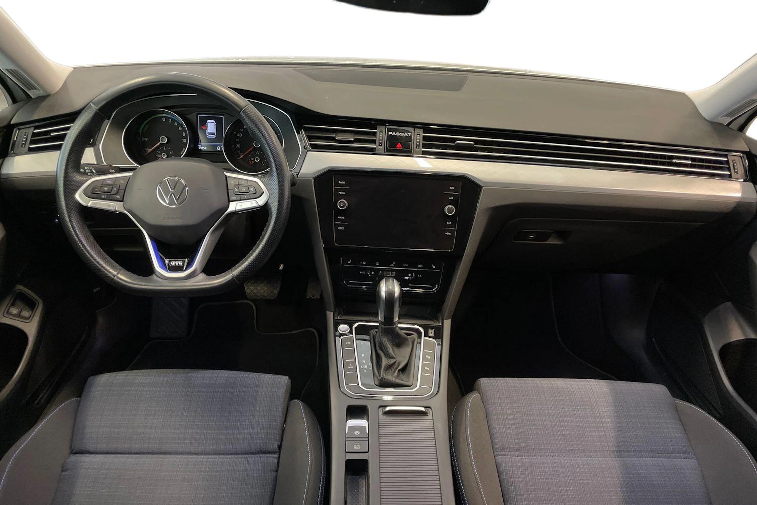 valkoinen Volkswagen Passat 2021 kuva 7.
