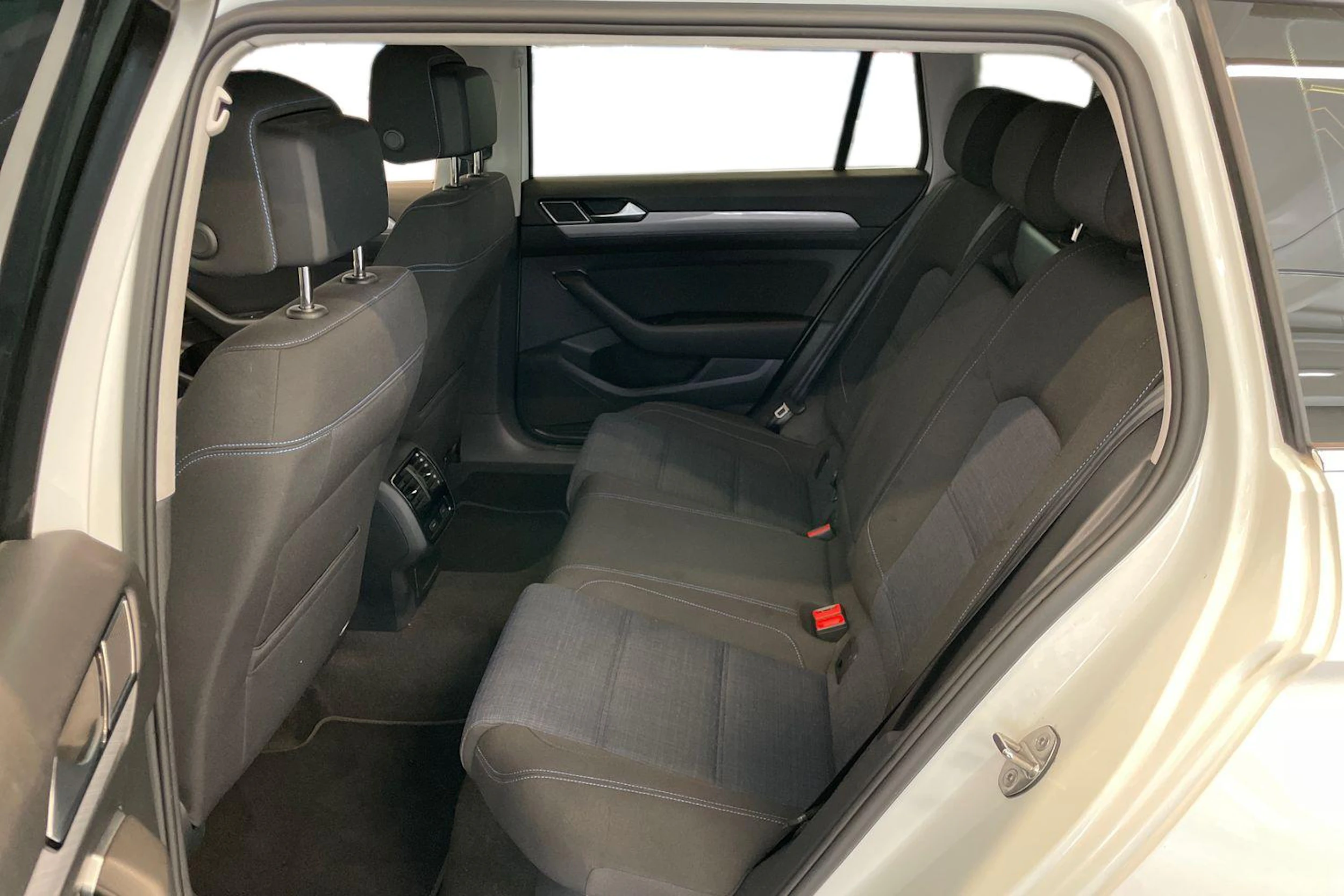 valkoinen Volkswagen Passat 2021 kuva 8.