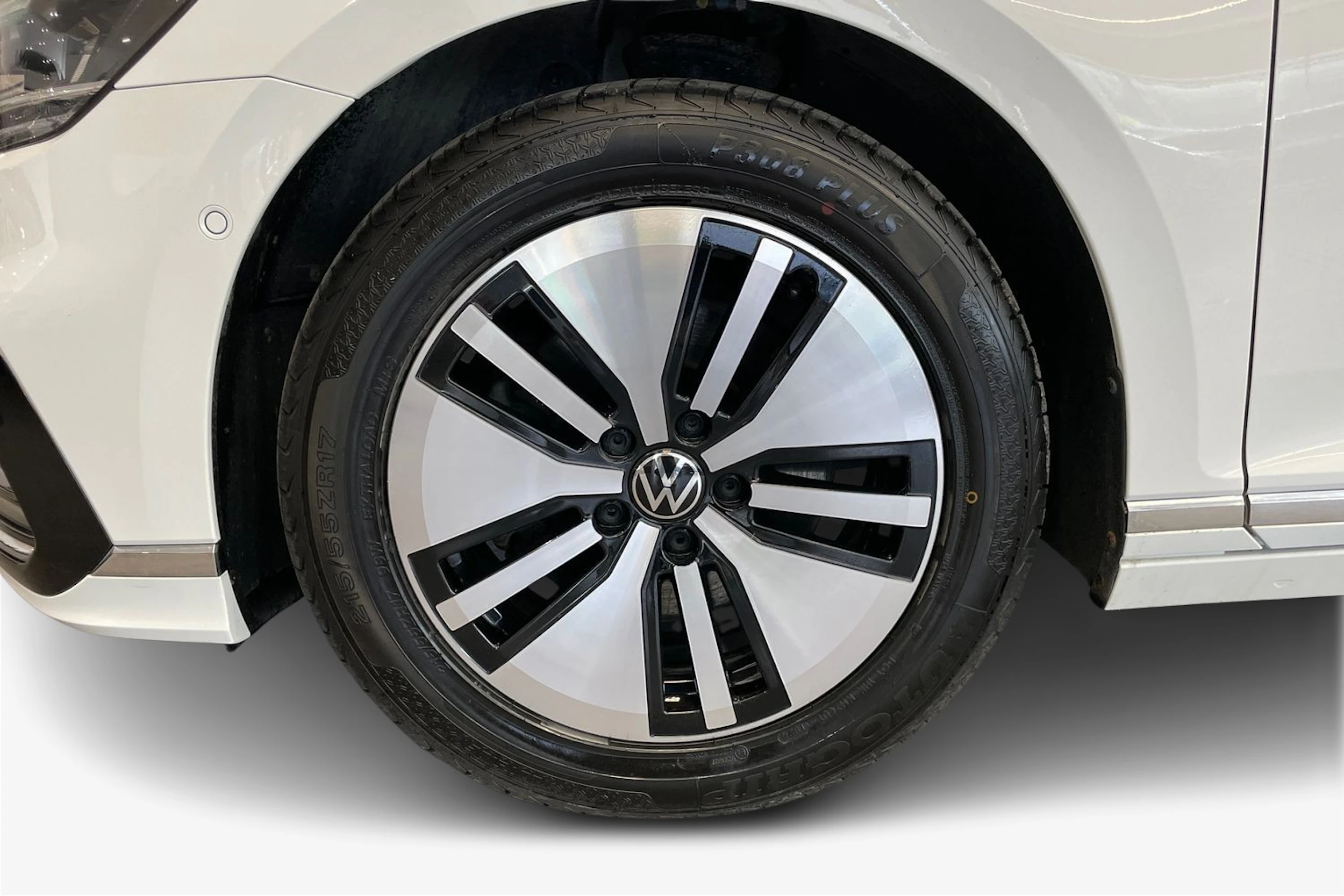 valkoinen Volkswagen Passat 2021 kuva 9.
