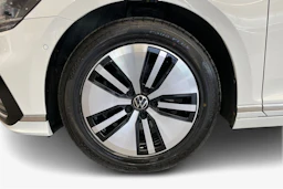 valkoinen Volkswagen Passat 2021 kuva 9.