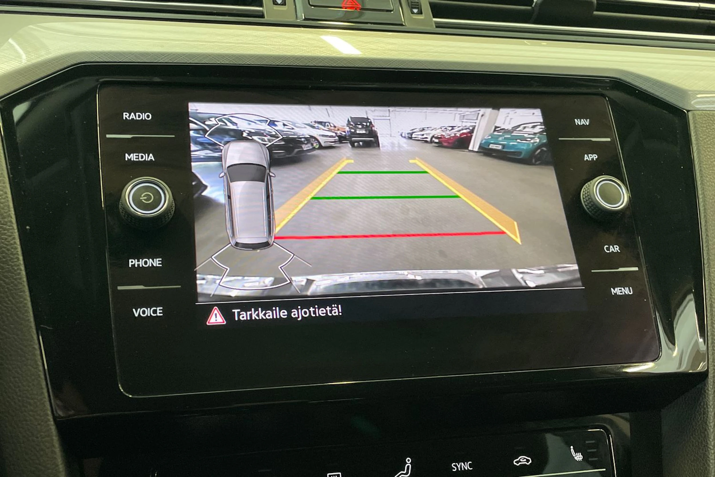valkoinen Volkswagen Passat 2021 kuva 11.
