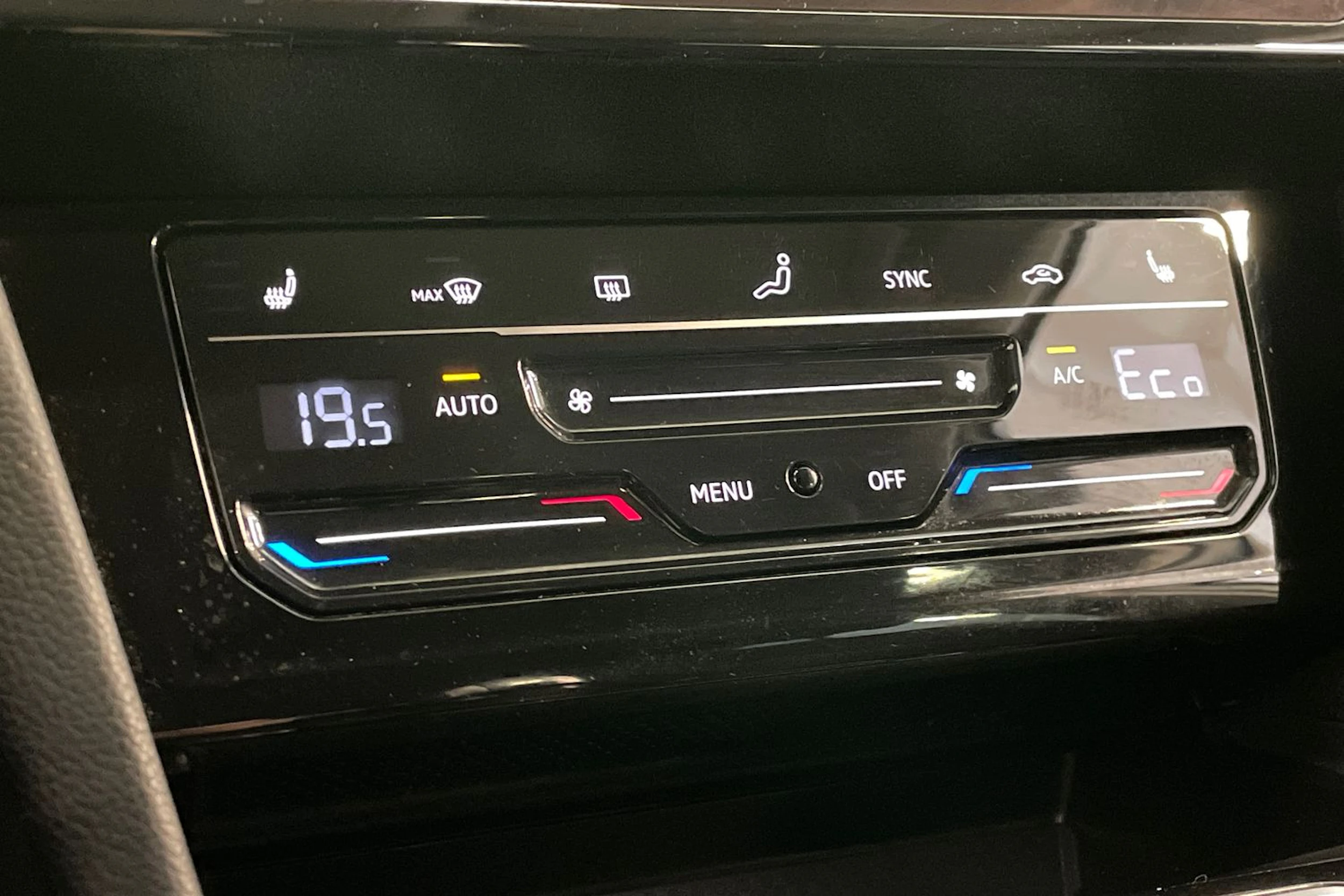 valkoinen Volkswagen Passat 2021 kuva 12.