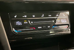 valkoinen Volkswagen Passat 2021 kuva 12.