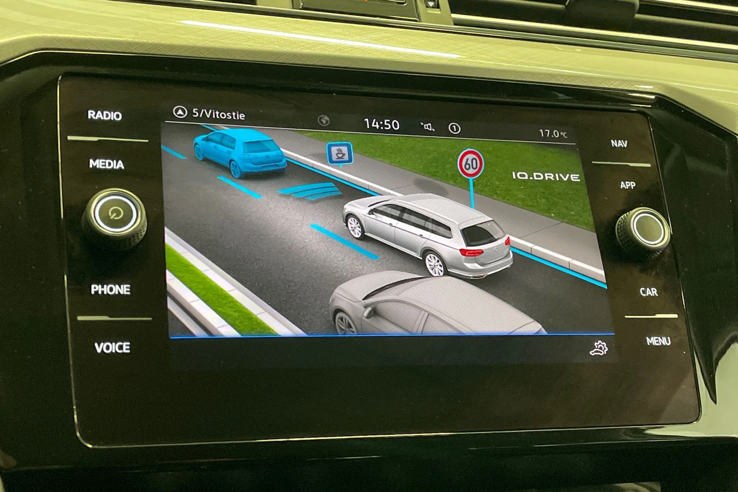 valkoinen Volkswagen Passat 2021 kuva 14.