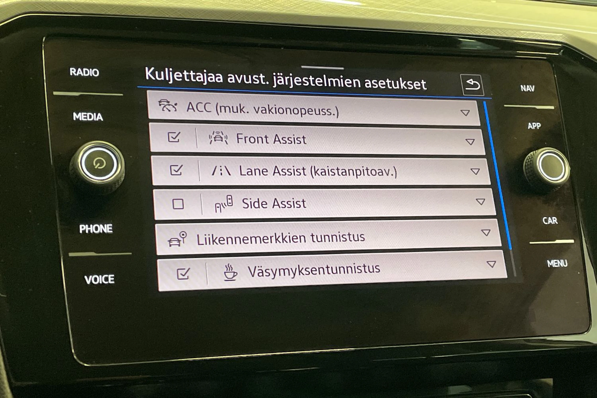 valkoinen Volkswagen Passat 2021 kuva 15.