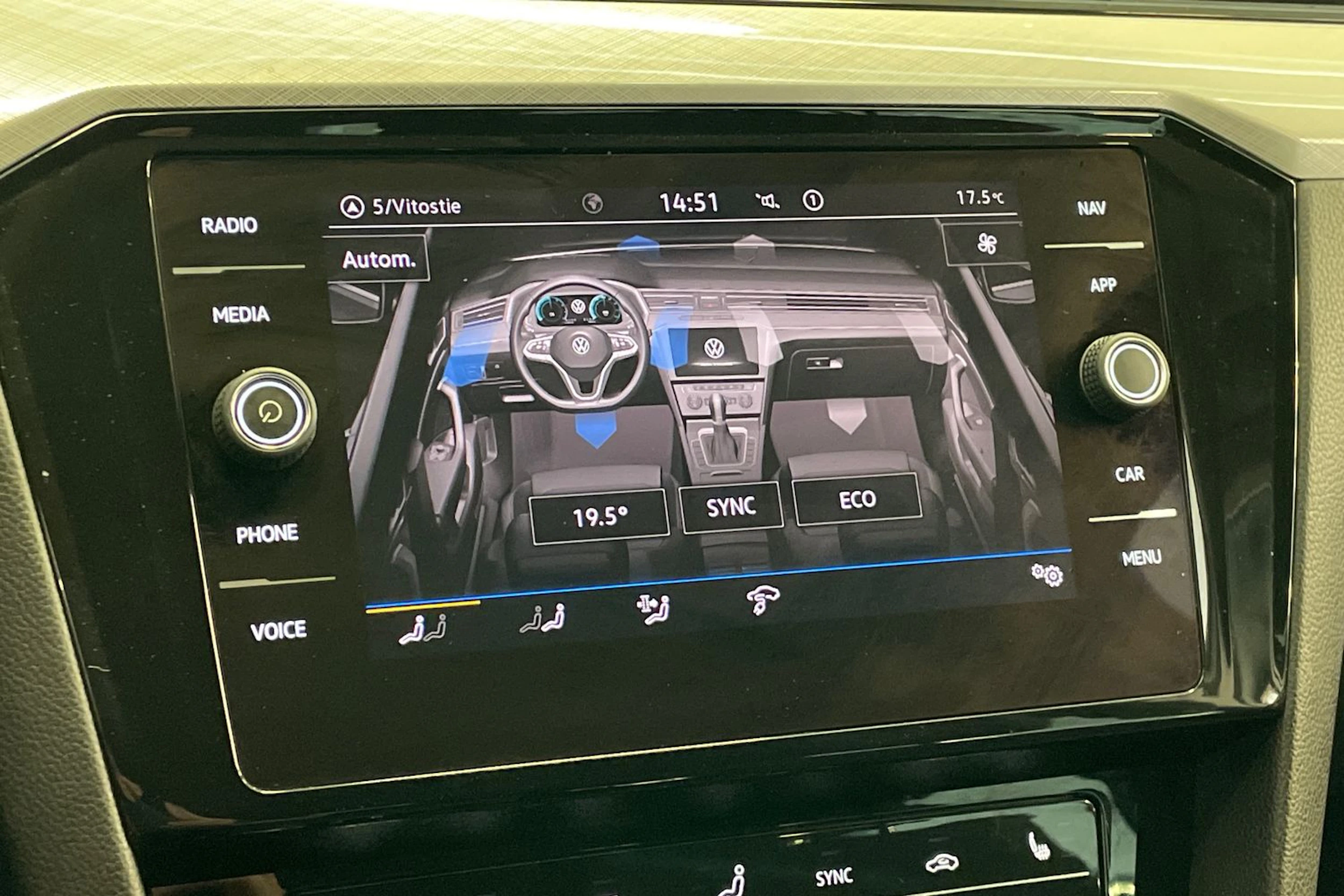 valkoinen Volkswagen Passat 2021 kuva 16.