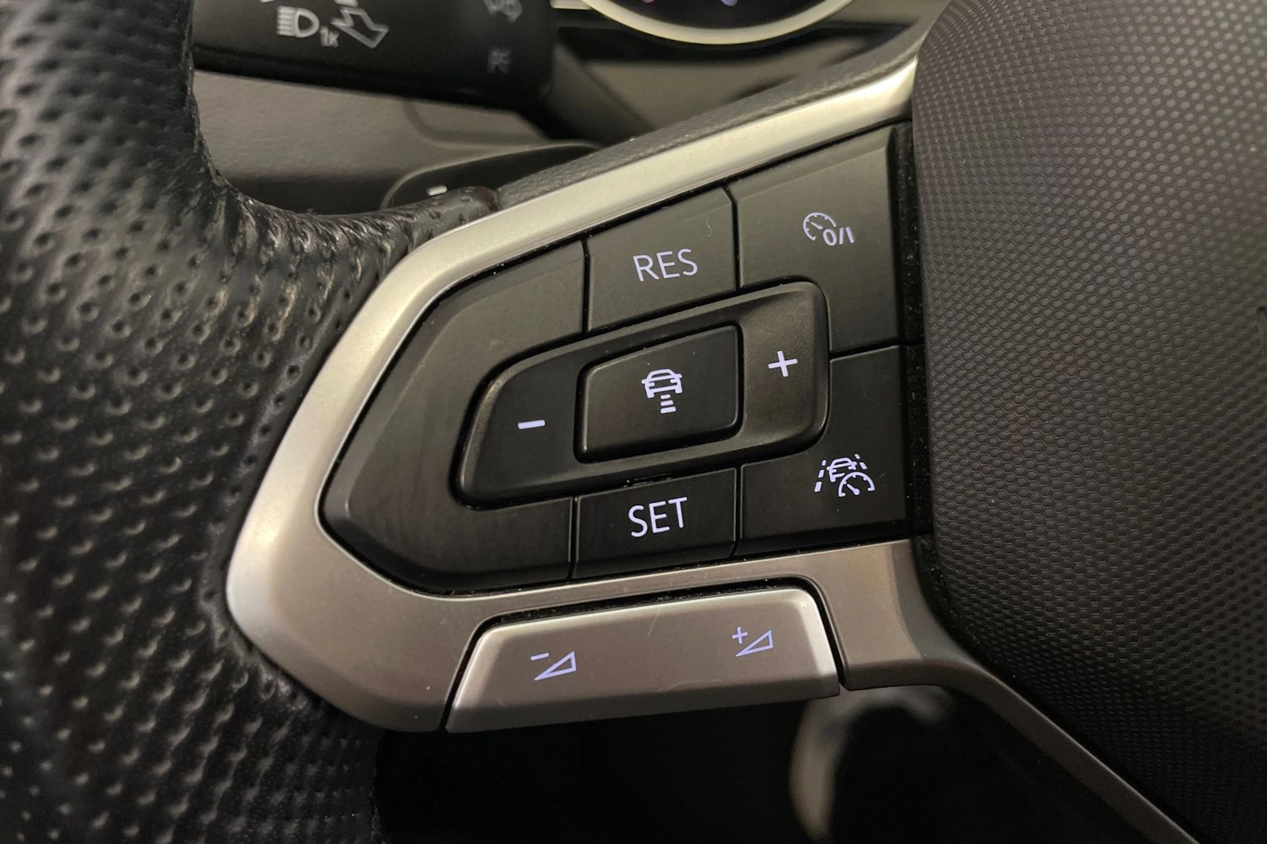 valkoinen Volkswagen Passat 2021 kuva 18.