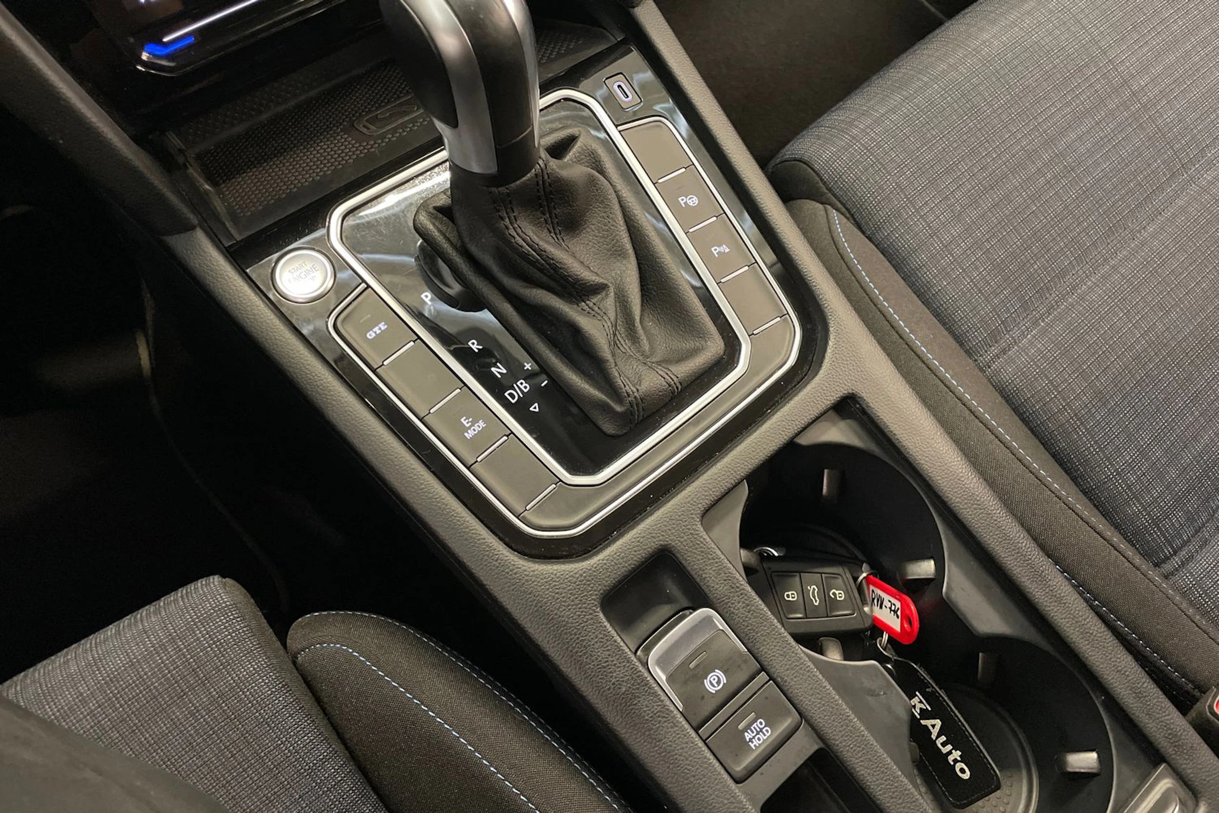 valkoinen Volkswagen Passat 2021 kuva 20.
