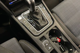 valkoinen Volkswagen Passat 2021 kuva 20.