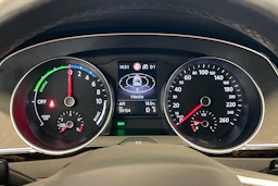 valkoinen Volkswagen Passat 2021 kuva 21.