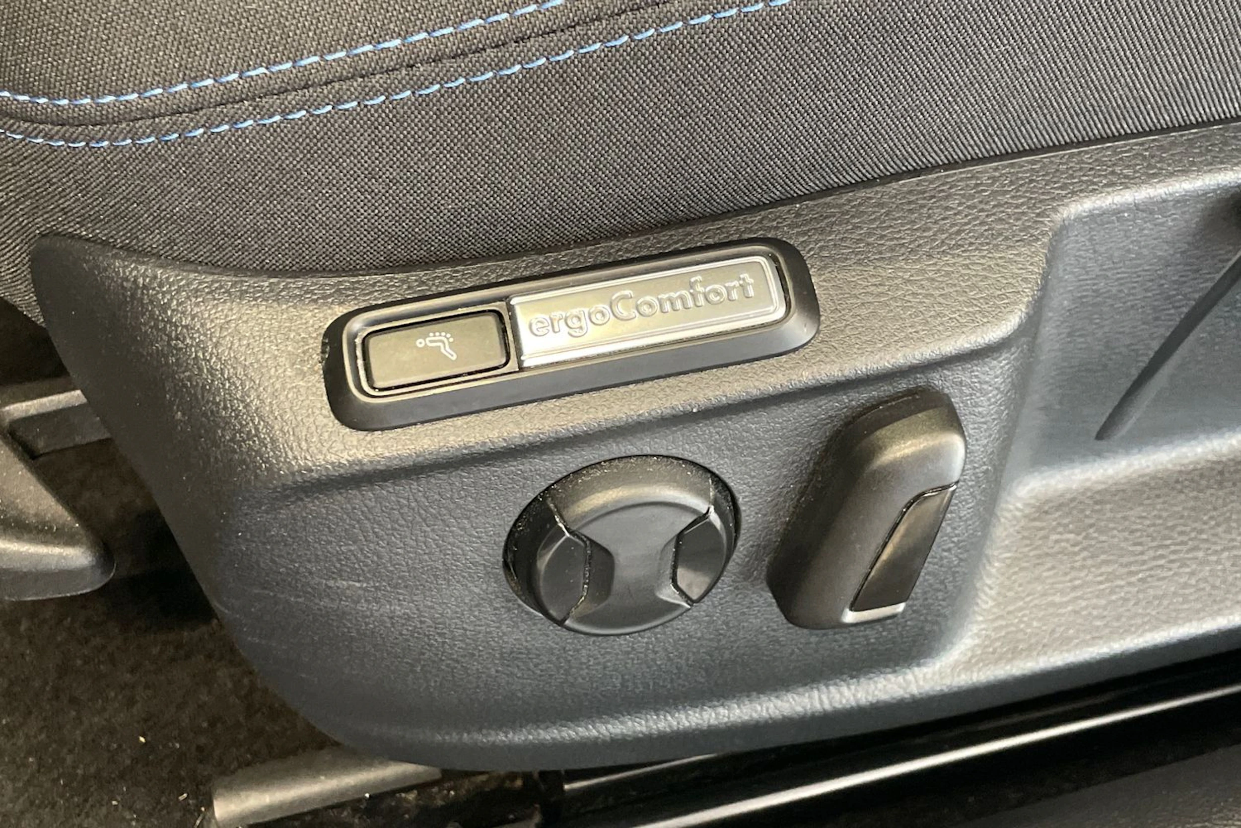 valkoinen Volkswagen Passat 2021 kuva 22.