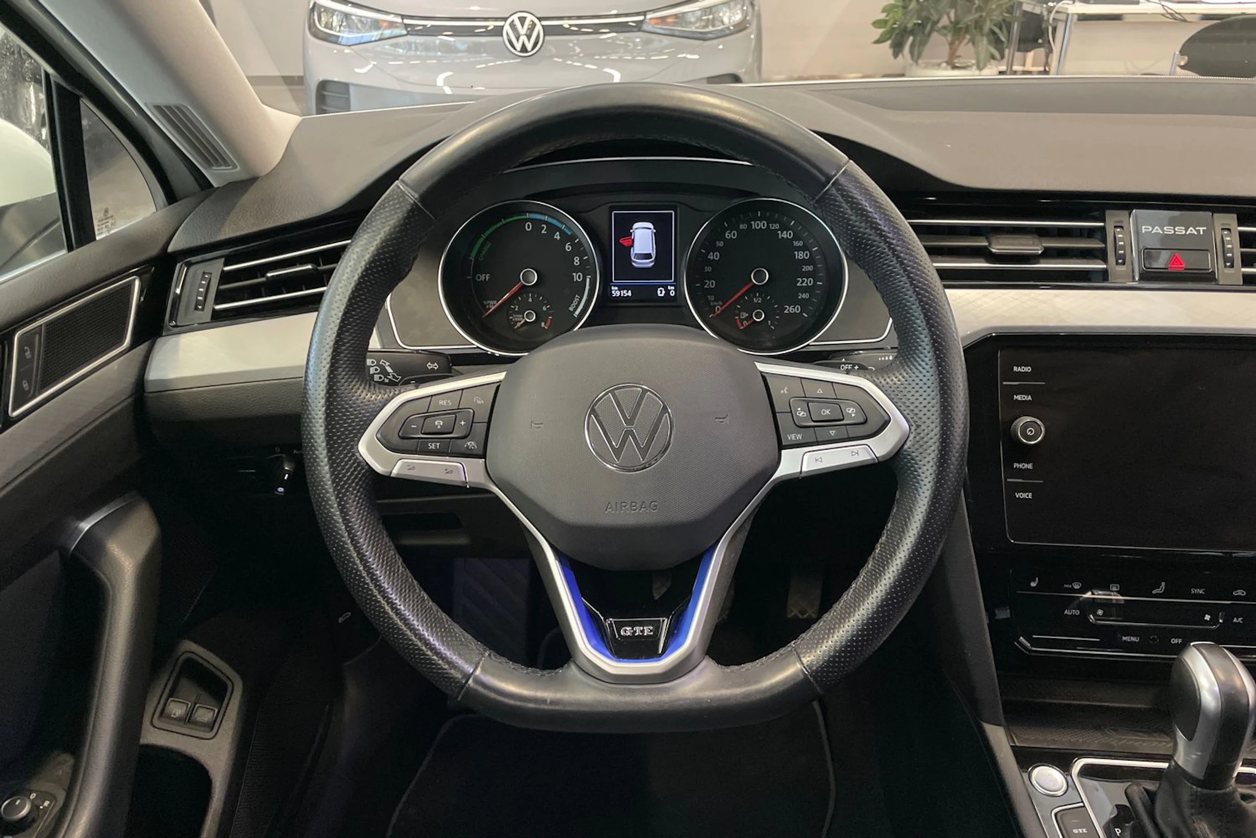 valkoinen Volkswagen Passat 2021 kuva 23.