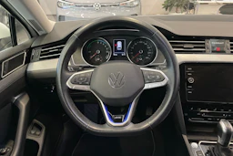 valkoinen Volkswagen Passat 2021 kuva 23.