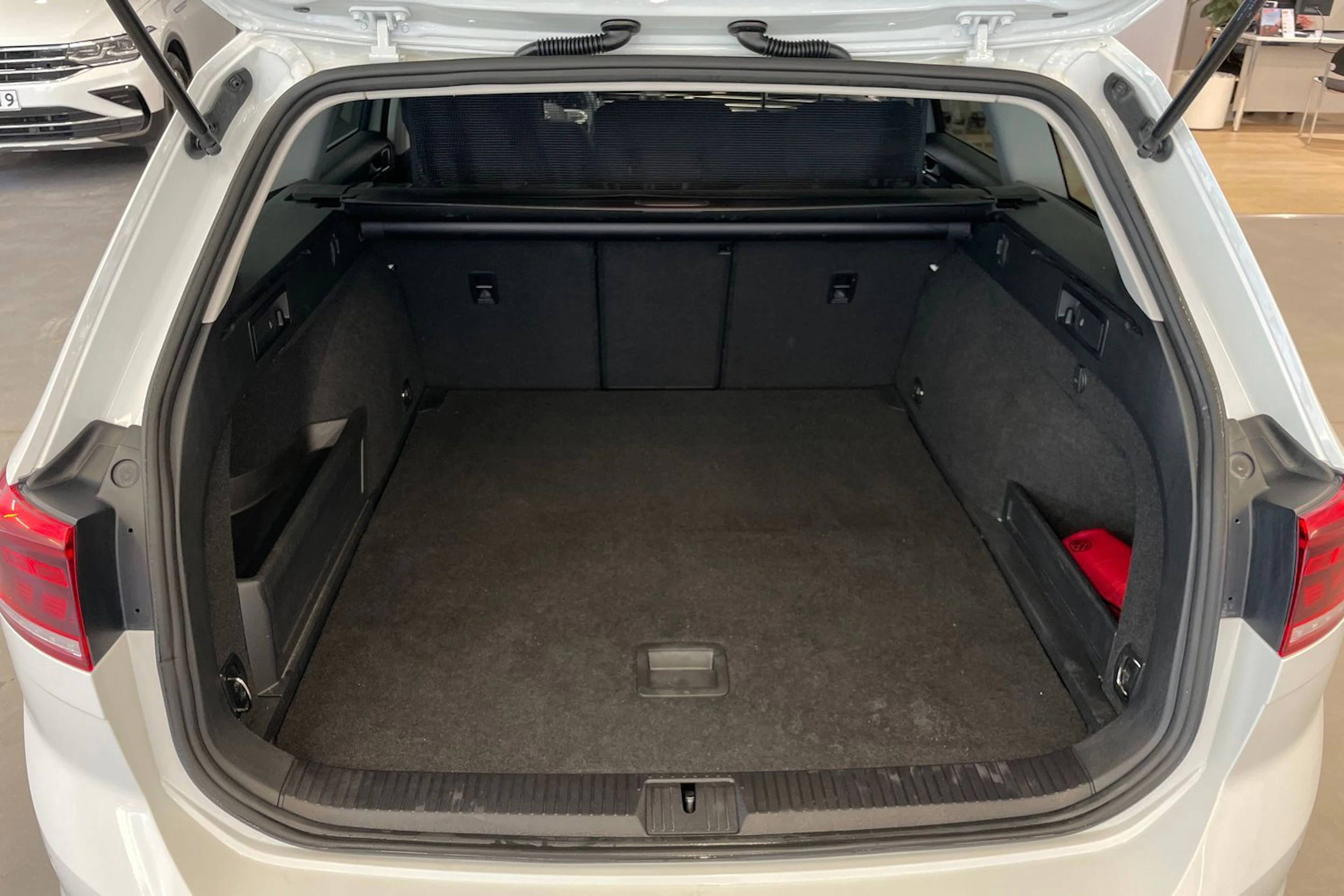 valkoinen Volkswagen Passat 2021 kuva 24.