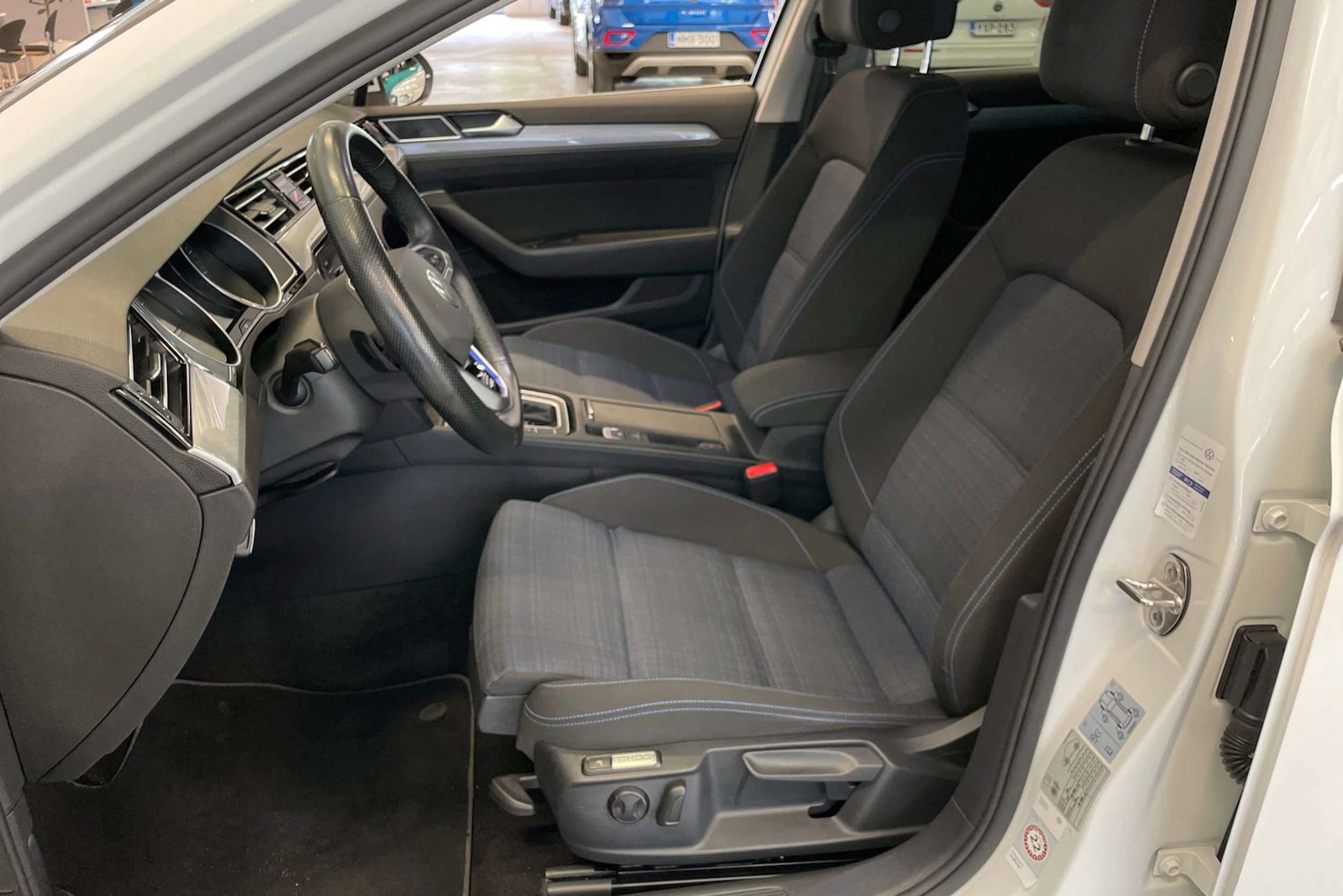 valkoinen Volkswagen Passat 2021 kuva 25.