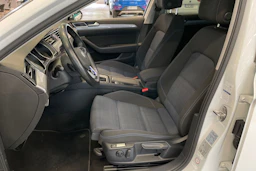 valkoinen Volkswagen Passat 2021 kuva 25.