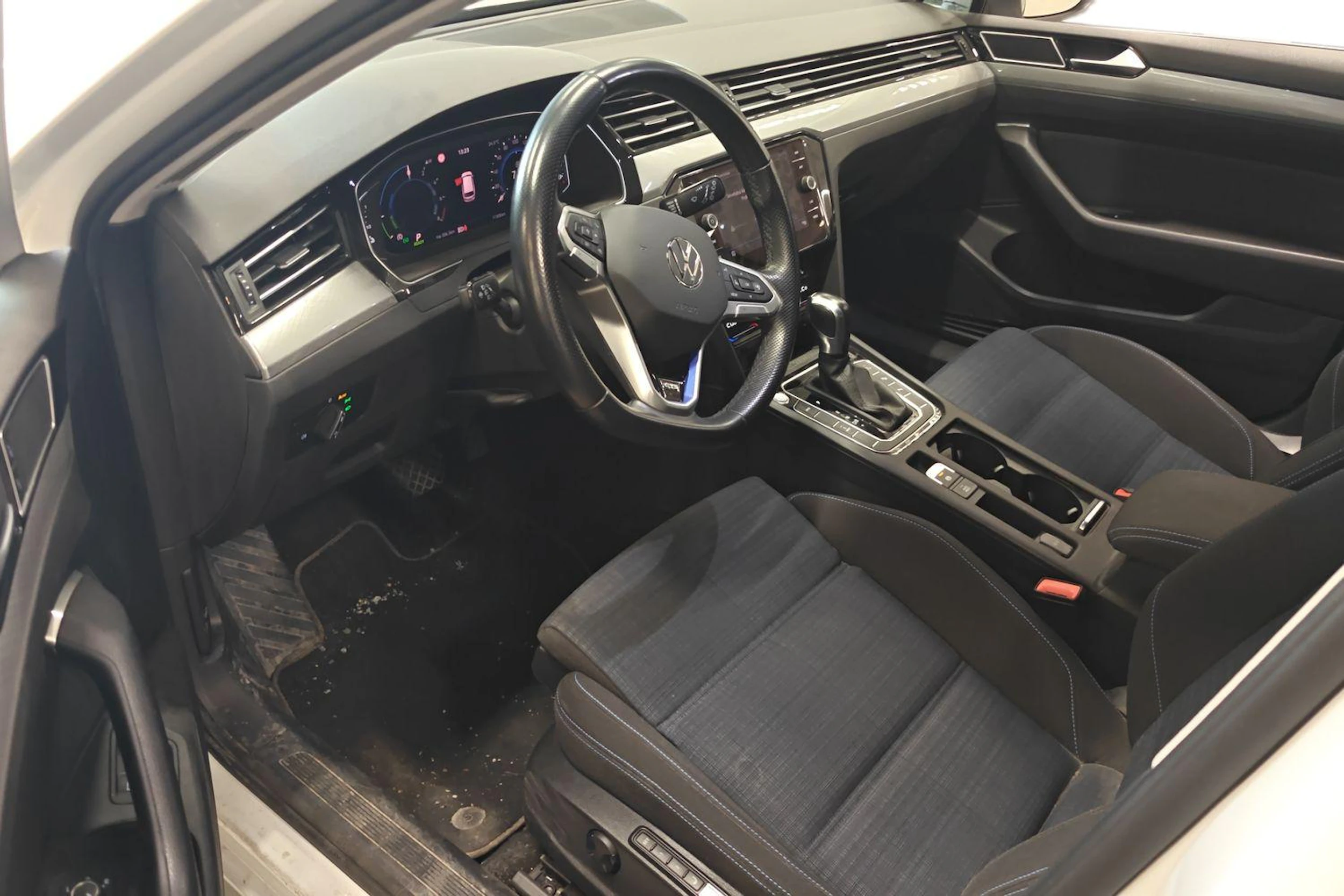 valkoinen Volkswagen Passat 2021 kuva 3.