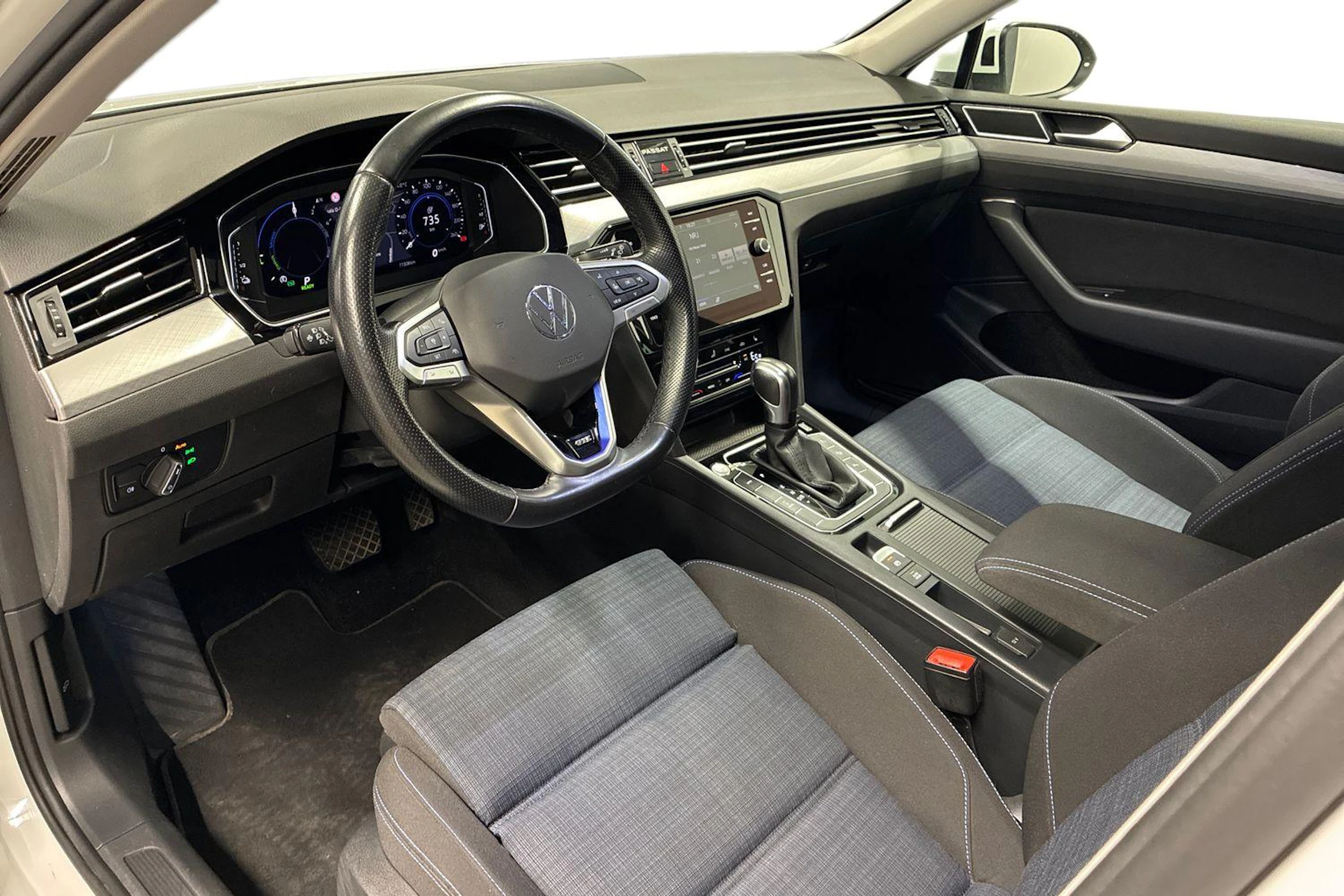valkoinen Volkswagen Passat 2021 kuva 6.