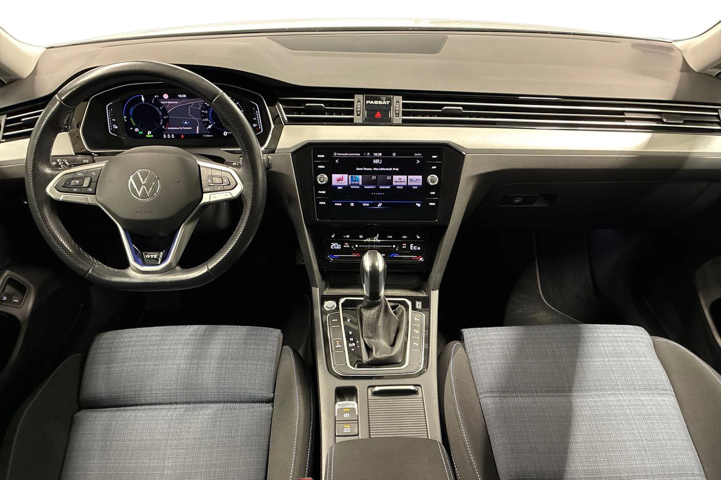 valkoinen Volkswagen Passat 2021 kuva 7.