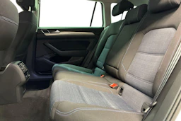 valkoinen Volkswagen Passat 2021 kuva 8.