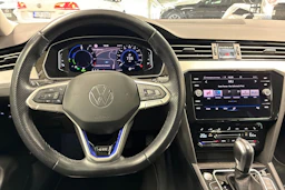 valkoinen Volkswagen Passat 2021 kuva 11.