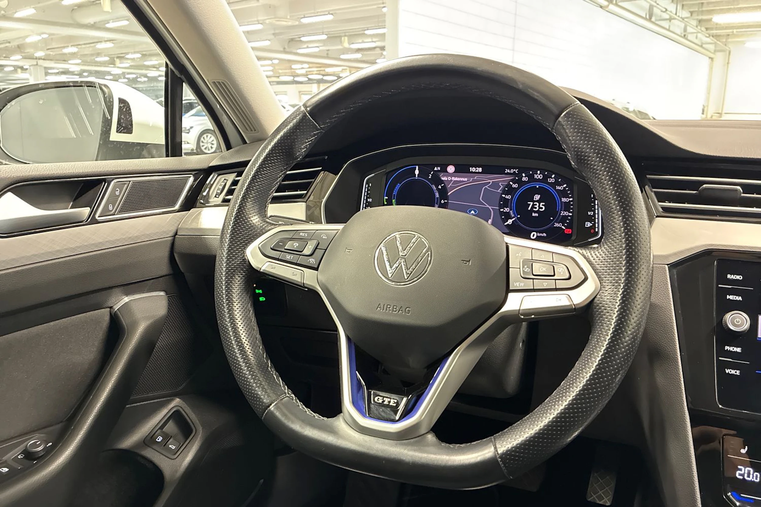 valkoinen Volkswagen Passat 2021 kuva 12.