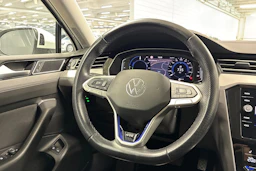 valkoinen Volkswagen Passat 2021 kuva 12.
