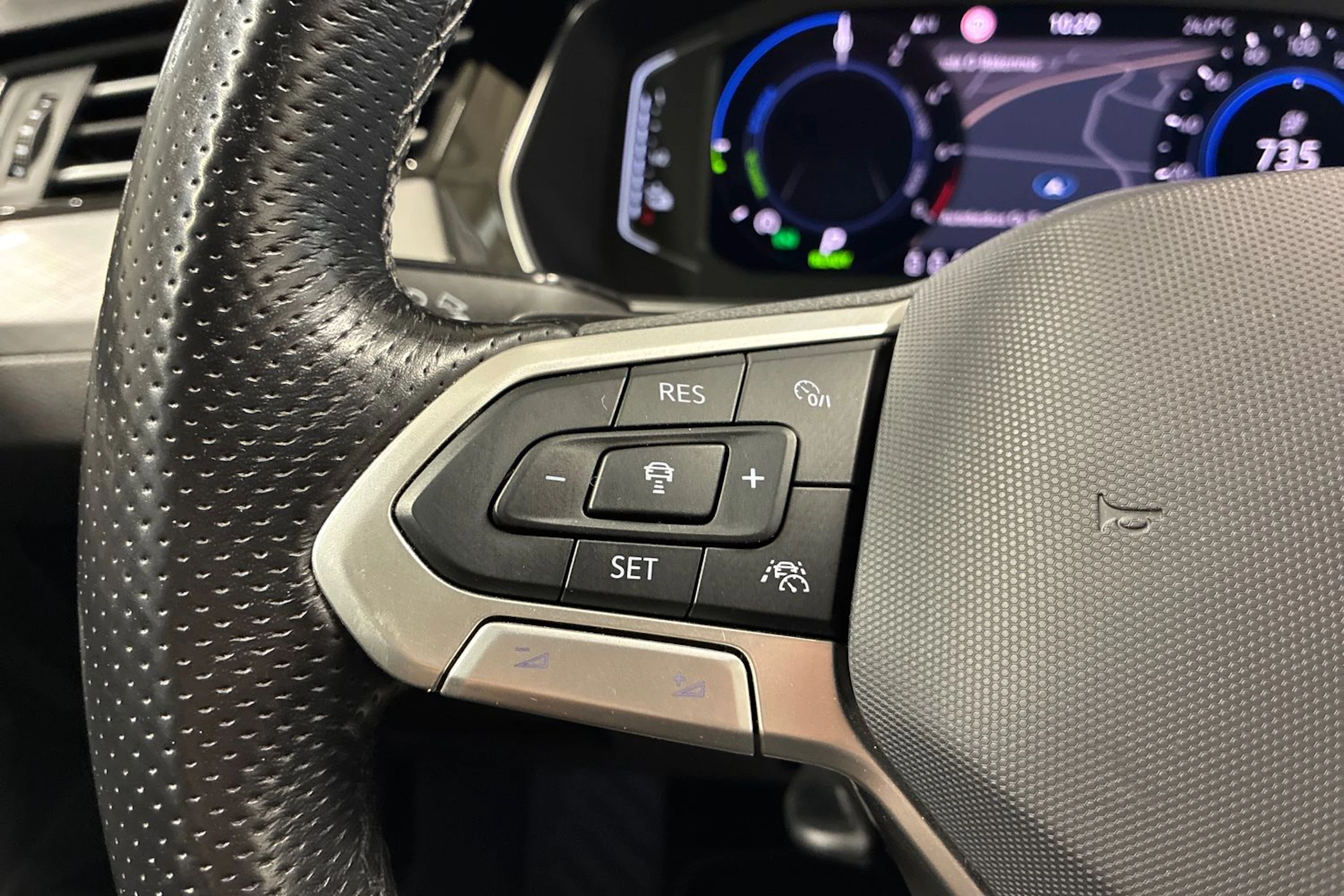 valkoinen Volkswagen Passat 2021 kuva 14.